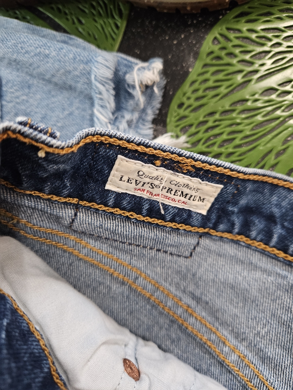 Levis Ribcage Shorts - Picture 6 of 6